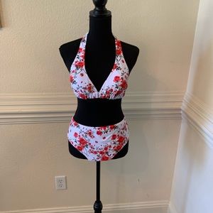 White flower 2 piece bathing suit